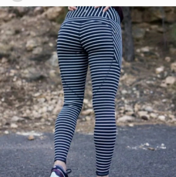 Athleta Stripe Contender 7/8 Tight Legging size S - Picture 2 of 12